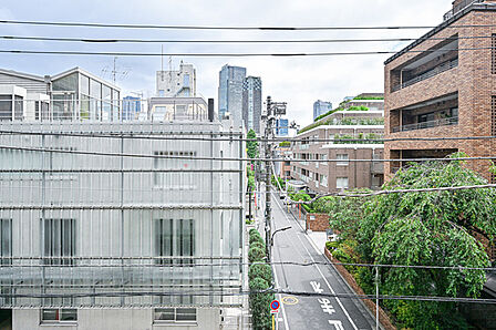 現況空室につき、ご連絡いただければ随時ご内覧が可能です。日程調整など、ぜひお気軽にご相談ください。【住戸からの眺望写真】