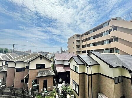 リビングからの眺望です。日当たりが良く、視界を遮る建物がないため、見晴らしも良いです。