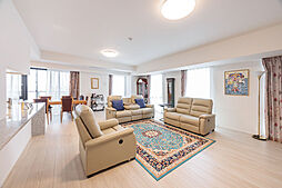 ※販売対象に家具・調度品は含まれません。ご家族皆さまでゆったりと寛げる約29.4帖の広々LD空間。明るい2面採光設計です。