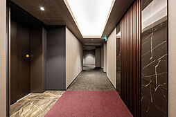 共用廊下はホテルライクな内廊下仕様。外気の影響を受けにくく快適です。便利なコンシェルジュサービス有。【共用部廊下】