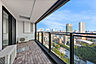 バルコニー：陽当り良好な南向きバルコニー。手すり壁は開放的なクリア素材。奥行きがあるので多目的に活用できます。【バルコニー】