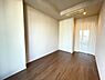 室内：全居室フローリング×収納付き。使い勝手の良い仕様です。天井高は約2700mm、天井埋込エアコンあり。【洋室約6帖】