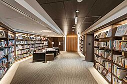 【ライブラリーラウンジ　3F】 蔦屋書店の選書サービスにより、本や雑誌に囲まれた安らぎの空間です。【ライブラリーラウンジ　3F】蔦屋書店の選書サービスがあります。