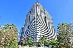 りんかい線「品川シーサイド」駅へ徒歩3分の立地。2019年1月築、免震構造タワーマンションです。【現地外観】