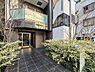 エントランス：緑豊かなエントランス。東急ストア蒲田店まで約240mなど、日々のお買い物も便利な立地です。【エントランス】
