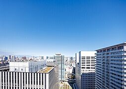 市街地が望める都会的な街並み。視界を遮る背の高い建物が隣接していないため、遠くまで景色を楽しめます。【住戸からの眺望写真】