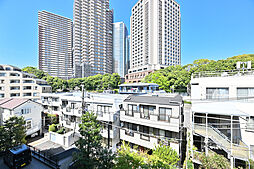 高層ビルが建ち並ぶ、都会的な眺望。一部視界が抜け、晴れた日には気持ちのよい青空を感じられます。【住戸からの眺望】