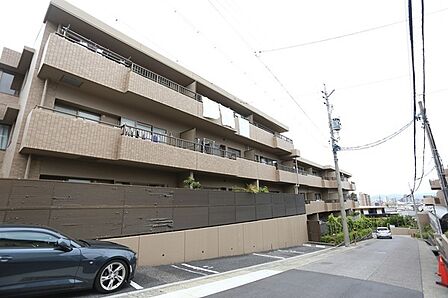 若葉建設施工。地上4階建、総戸数21戸のRC造マンションです。当該住戸は、3階部分に位置しています。【現地外観】