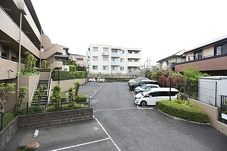 第一種低層住居専用地域内に位置しているため、ご家族と落ち着いた環境で暮らしていただけます。【駐車場】