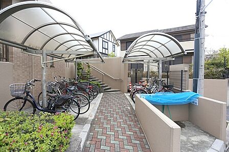 敷地内に屋根付きの駐輪場が設けられています。自転車を利用でき、移動手段の選択肢が広がります。【駐輪場】