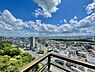 周辺：東側バルコニーより、北東方向を撮影した様子です。晴れた日には、気持ちの良い青空を楽しめます。【住戸からの眺望写真】