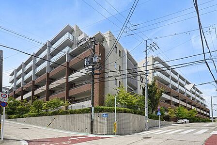 地下鉄東山線「東山公園」駅まで徒歩4分の好立地。地上7階建、総戸数120戸の低層レジデンスです。【現地外観写真】