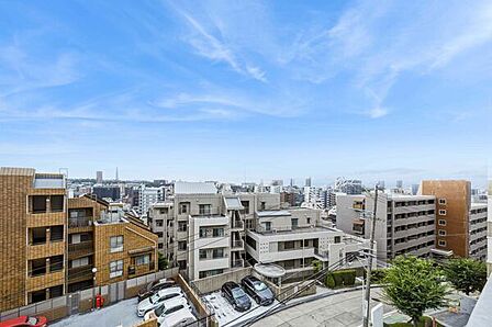 6階部分からの眺望です。天気の良い日には、気持ちの良い青空が望めます。ぜひ現地にてご体感ください。【住戸からの眺望写真】