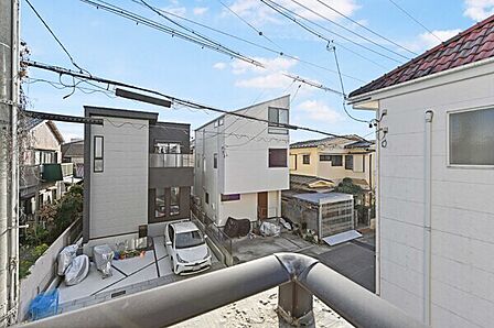 開放的な3面バルコニー付き角住戸です。光や風が通る心地良い住まい。各方面の異なる眺望が楽しめます。【住戸からの眺望】