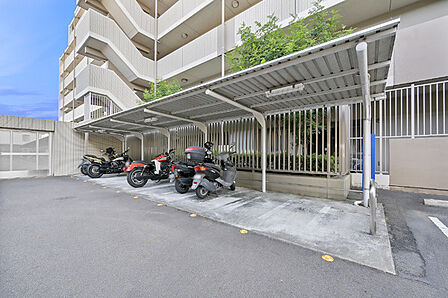 敷地内にバイク置き場がございます。大切なバイクを雨から守る屋根付きです。詳細はお尋ねください。【バイク置き場/共用部】