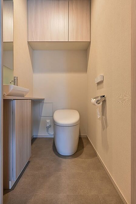 トイレ内には、カウンター付き手洗いボウルが備え付けられています。使用後すぐに手を洗え、衛生的です。【トイレ】