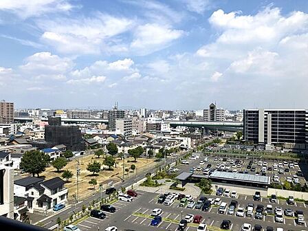 夕方まで陽光が入る西向きの住まい。住戸入口にトランクルームが備えられ、大きなアイテムが保管可能です。【住戸からの眺望写真】