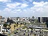周辺：夕方まで陽光が入る西向きの住まい。住戸入口にトランクルームが備えられ、大きなアイテムが保管可能です。【住戸からの眺望写真】
