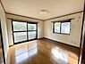 室内：室内はさまざまなインテリアや家具と相性の良いシンプルな内装です。お好みのお部屋づくりができます。【2階南西側約8帖洋室】