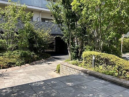 ご家族の帰宅やゲストの来訪を迎え入れるエントランスです。植栽が施されており、緑を感じられます。【エントランス】