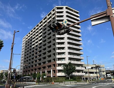 円をモチーフにデザインされたランドスケープ。南東側の等間隔の半円柱が、洒落た外観を演出しています。【現地外観写真】