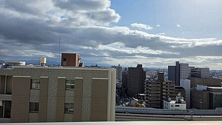 13階部分につき眺望良好。晴れた日には青空が望め、家事や育児・在宅ワークの合間にホッと一息できます。【住戸からの眺望写真】