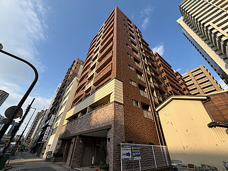 大阪メトロ谷町線「谷町六丁目」駅徒歩3分など、2駅3路線利用可能な好立地。便利な暮らしが叶います。【現地外観写真】