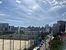 周辺：バルコニーの前面に日差しを遮る高い建物はありません。暖かな陽光が室内までたっぷり降り注ぎます。【住戸からの眺望写真】