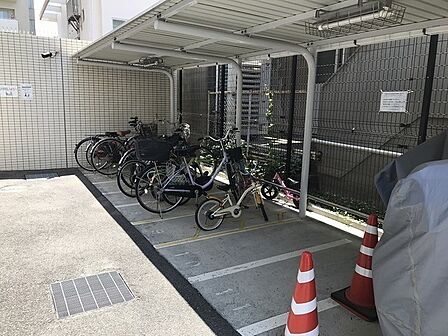 屋根が設置された駐輪場。屋根付きのため、雨風にさらされにくく自転車のサビや汚れを抑えられます。【駐輪場】