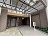 エントランス：オートロックやモニタ付きインターホンが採用されているマンションです。防犯面に配慮されています。【エントランス】