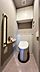 トイレ：温水洗浄便座付きのトイレです。手摺やトイレットペーパーを保管するのに便利な吊戸棚が設けられています。【トイレ】