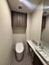 トイレ：温水洗浄便座付きのトイレです。手洗いカウンターや鏡・吊り戸棚が備わった、使い勝手の良い仕様です。【トイレ】