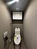 トイレ：温水洗浄便座付きのトイレ。上部の収納棚は、トイレットペーパーや衛生用品などの収納に便利です。【トイレ】