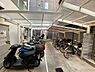 その他：屋根付きの駐輪場・バイク置き場がございます。自転車やバイクを利用でき、行動範囲も広がりそうです。【駐輪場・バイク置き場】