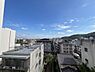 周辺：天気の良い日は晴れ渡る青空を望みます。最上階部分につき、上階からの足音なども気になりません。【住戸からの眺望】