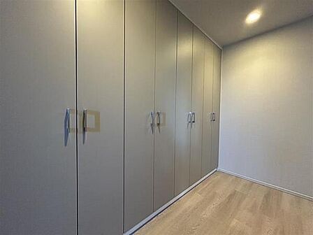 廊下には、壁一面の大容量の収納が備わっています。ご家族共用の物や日用品ストックの収納に重宝します。【廊下収納】