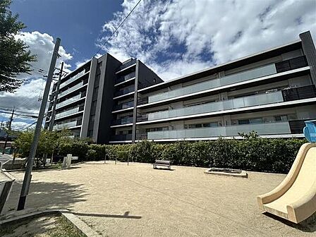 阪急阪神不動産分譲の「ジオ」シリーズ。地上7階建、全98戸のマンション。ペット飼育可(規約有り)。【現地外観写真】