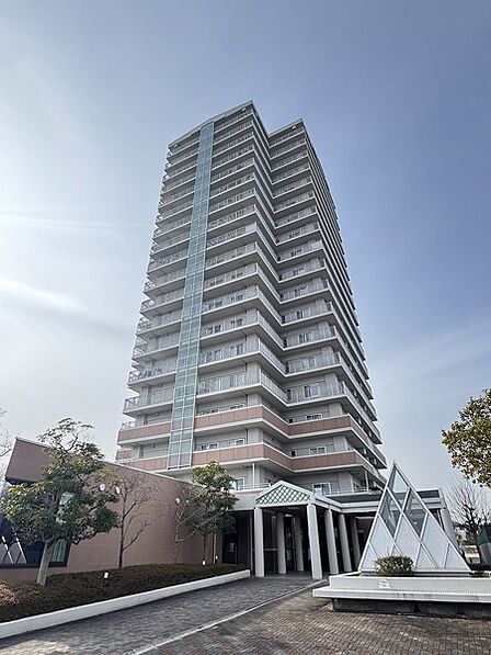 神戸電鉄公園都市線「フラワータウン」駅徒歩6分。通勤・通学やお出かけなどに便利な立地です。【現地外観写真】
