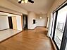 リビング/ダイニング：南東向き住戸のため、陽当り・通風・眺望良好です。掃き出し窓からバルコニーに出入りが可能です。【LDK/約16.5帖】
