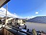 周辺：バルコニーからの豊かな眺望。晴れた日には、気持ちよい青空を望みながらリフレッシュできます。【住戸からの眺望】