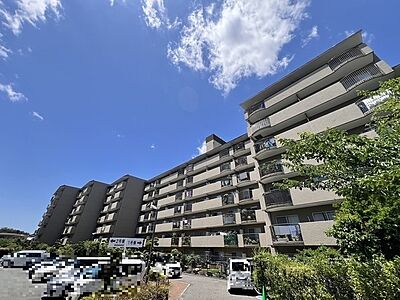 外観:総戸数203戸の大規模マンション、地上7階建4階部分住戸。2026年7月中旬リフォーム実施予定です。【現地外観】 外観:総戸数203戸の大規模マンション、地上7階建4階部分住戸。2026年7月中旬リフォーム実施予定です。【現地外観】