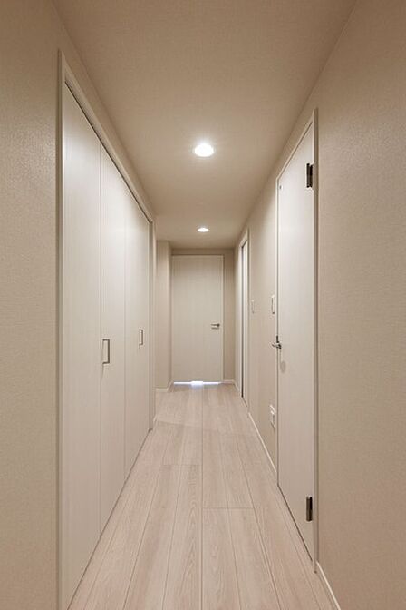 廊下には2ヶ所の収納が設けられています。衣類やスーツケースなど、用途に合わせて使い分けが可能です。【廊下】