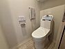 トイレ：※販売対象に家具・調度品は含まれません。温水洗浄便座付きのトイレです。リモコンが壁に設置され、操作しやすい仕様です。