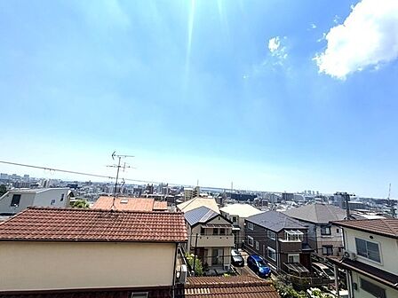 神戸の街並みを望む眺望。閑静な山の手エリアに位置しており、視界を遮る高い建物がなく開放的です。【住戸からの眺望】