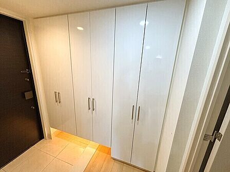フロートタイプの下足入が備わった玄関。間接照明が足元を照らしてくれます。隣に物入も設置されています。【玄関】