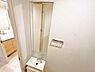 トイレ：独立した手洗い器に加え、鏡とタオル掛けも備わっています。トイレの使用後に手が洗え、衛生的です。【トイレ】