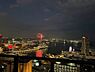周辺：神戸の夜空を彩る花火を、住まいの窓辺からゆったりと鑑賞できるロケーション(季節・天候による)。