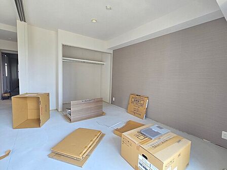 8月1日の洋室6.1帖 リビングとの境目は上吊り戸で仕上げシームレスな床仕上げ アクセントクロスの壁