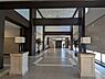 その他：天井高約7ｍで2層吹き抜けのエントランスホールは、迎賓空間にふさわしい気品を演出しています。【ロビー】