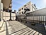 バルコニー：南西向きの広々としたルーフバルコニー。外からの視線を気にせず過ごせるプライベート感あふれる空間です。【ルーフバルコニー】